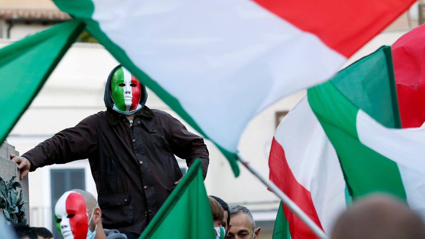 Proteste gegen die Corona-Maßnahmen in Italien: Am Samstag kam es wieder zu Zusammenstößen.
