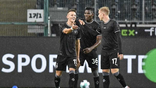 Gladbachs Hannes Wolf (l) bejubelt seinen Treffer mit Breel Embolo (M) und Oscar Wendt (r). Gladbachs Hannes Wolf (l) bejubelt seinen Treffer mit Breel Embolo (M) und Oscar Wendt (r).