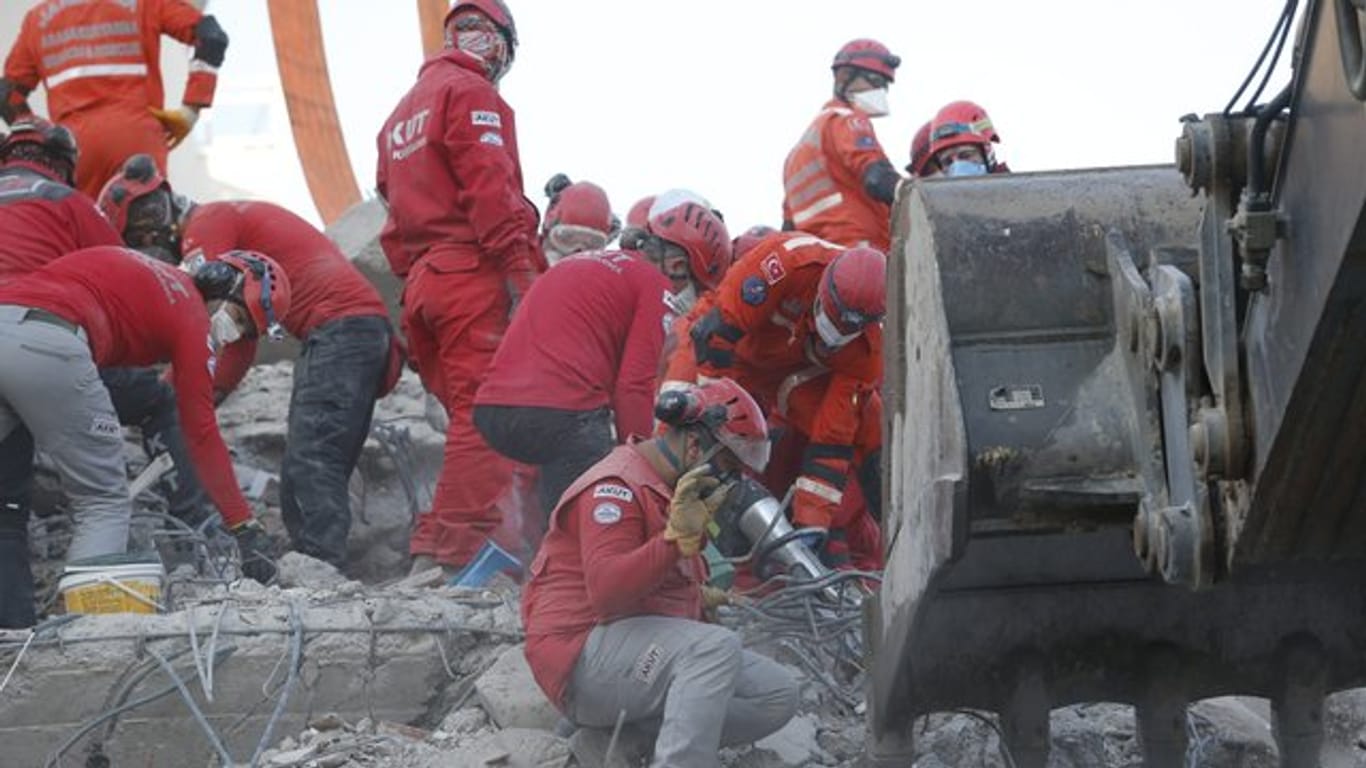 Rettungskräfte suchen in den Trümmern eines eingestürzten Gebäudes in Izmir nach Überlebenden.