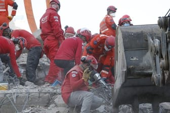 Rettungskräfte suchen in den Trümmern eines eingestürzten Gebäudes in Izmir nach Überlebenden.