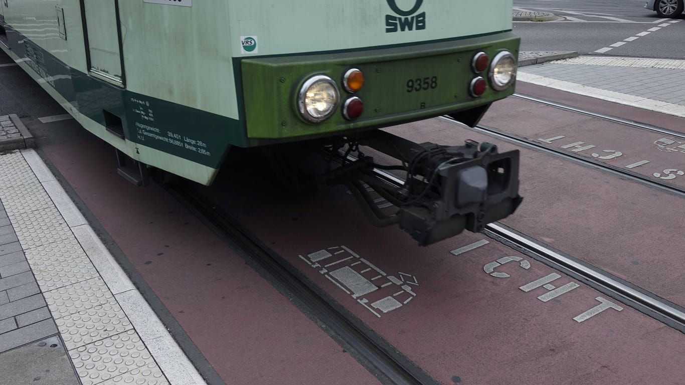 Straßenbahn in Bonn (Symbolbild): Bei einem Unfall von einer Straßenbahn und einem Auto ist ein Schaden von mehreren Zehntausend Euro entstanden.