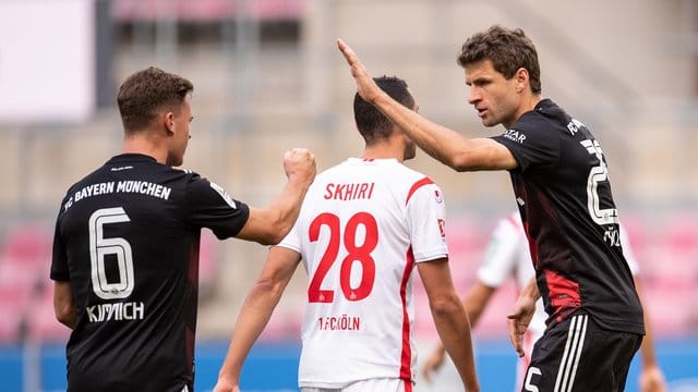 Holten ohne viel Glanz drei Punkte mit aus Köln: Bayern-Torschütze Thomas Müller (r) und Joshua Kimmich.