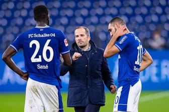 Wartet mit Schalke noch immer auf einen Sieg: Trainer Manuel Baum (M).
