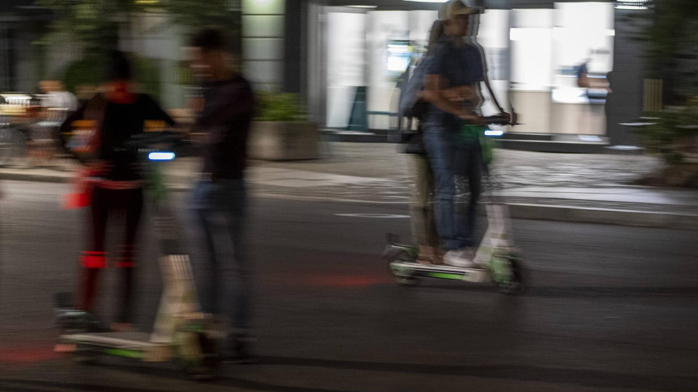 Fahrer fährt mit einem E-Scooter nachts auf der Straße: In Wuppertal hat die Polizei einen alkoholisierten Rollerfahrer gestoppt.