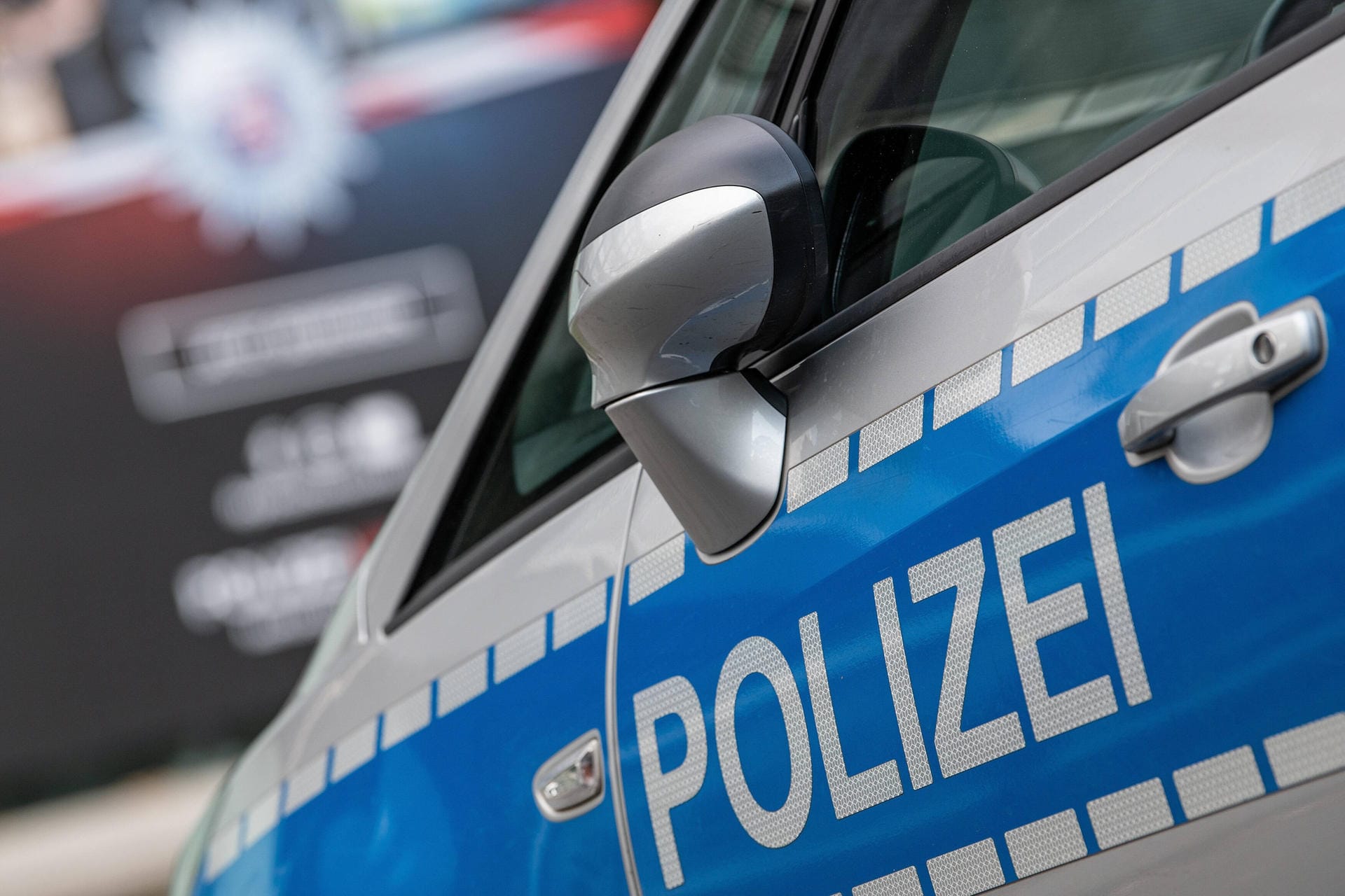 Einsatzwagen der Polizei (Symbolbild): Bei einer Festnahme hat die Polizei Waffen und SS-Symbole gefunden.