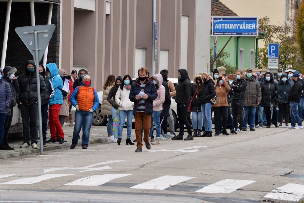Lange Schlange vor Teststation: In der Slowakei soll fast die ganze Bevölkreung auf das Coronavirus getestet werden.