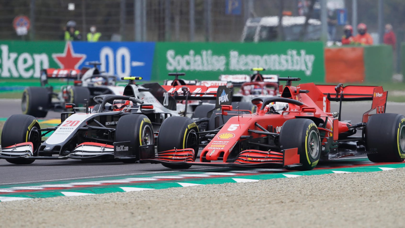 Sebastian Vettel im Duell mit Haas-Fahrer Kevin Magnussen.