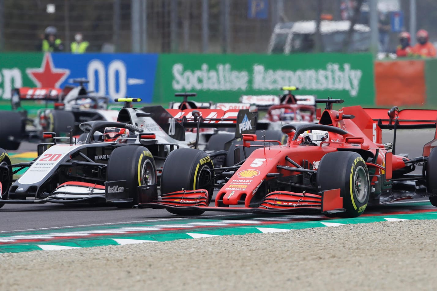 Sebastian Vettel im Duell mit Haas-Fahrer Kevin Magnussen.