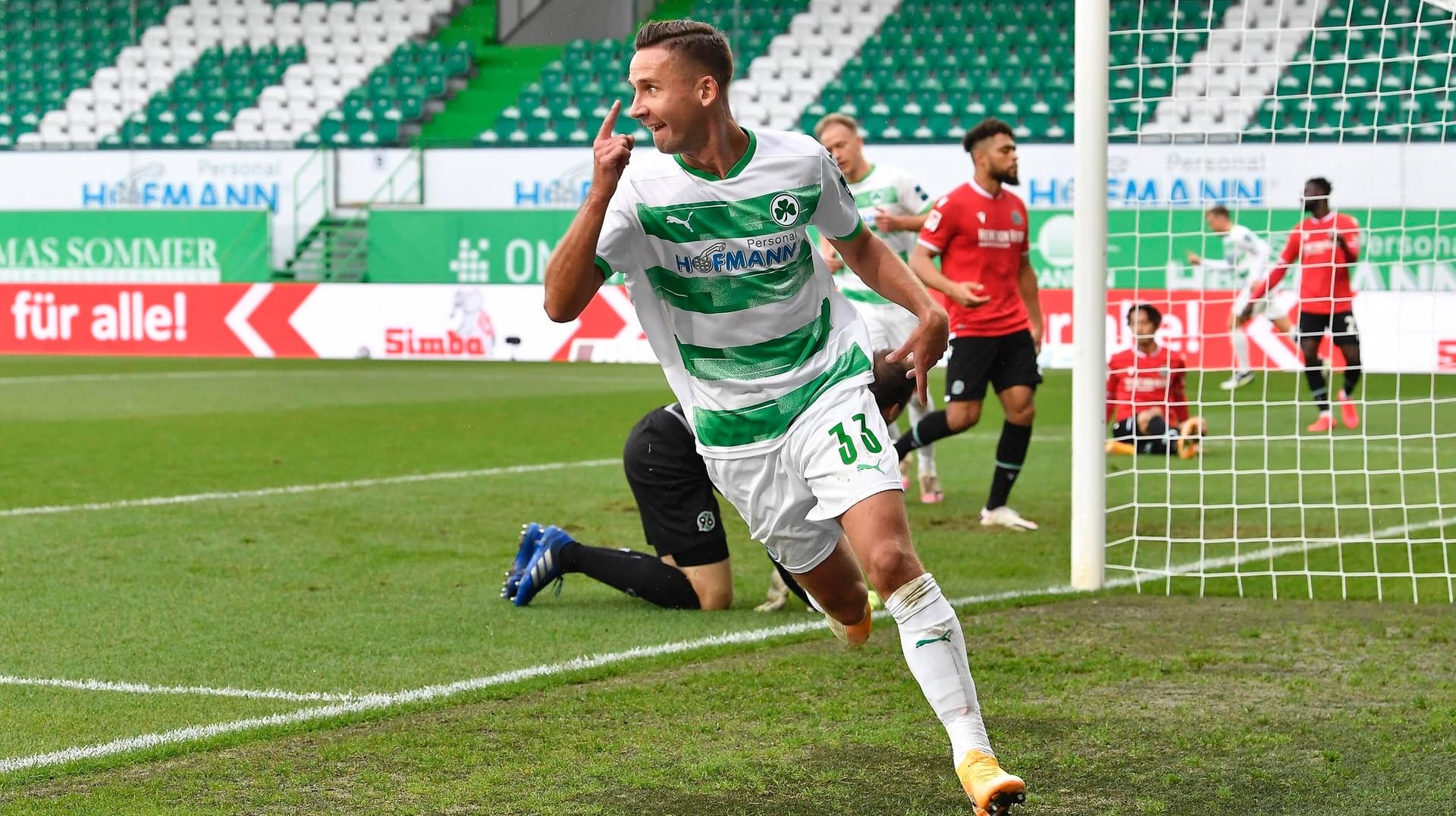 2. Liga: Fürths Paul Seguin bejubelt seinen Treffer zum 2:0 gegen Hannover 96. 2. Liga: Fürths Paul Seguin bejubelt seinen Treffer zum 2:0 gegen Hannover 96.