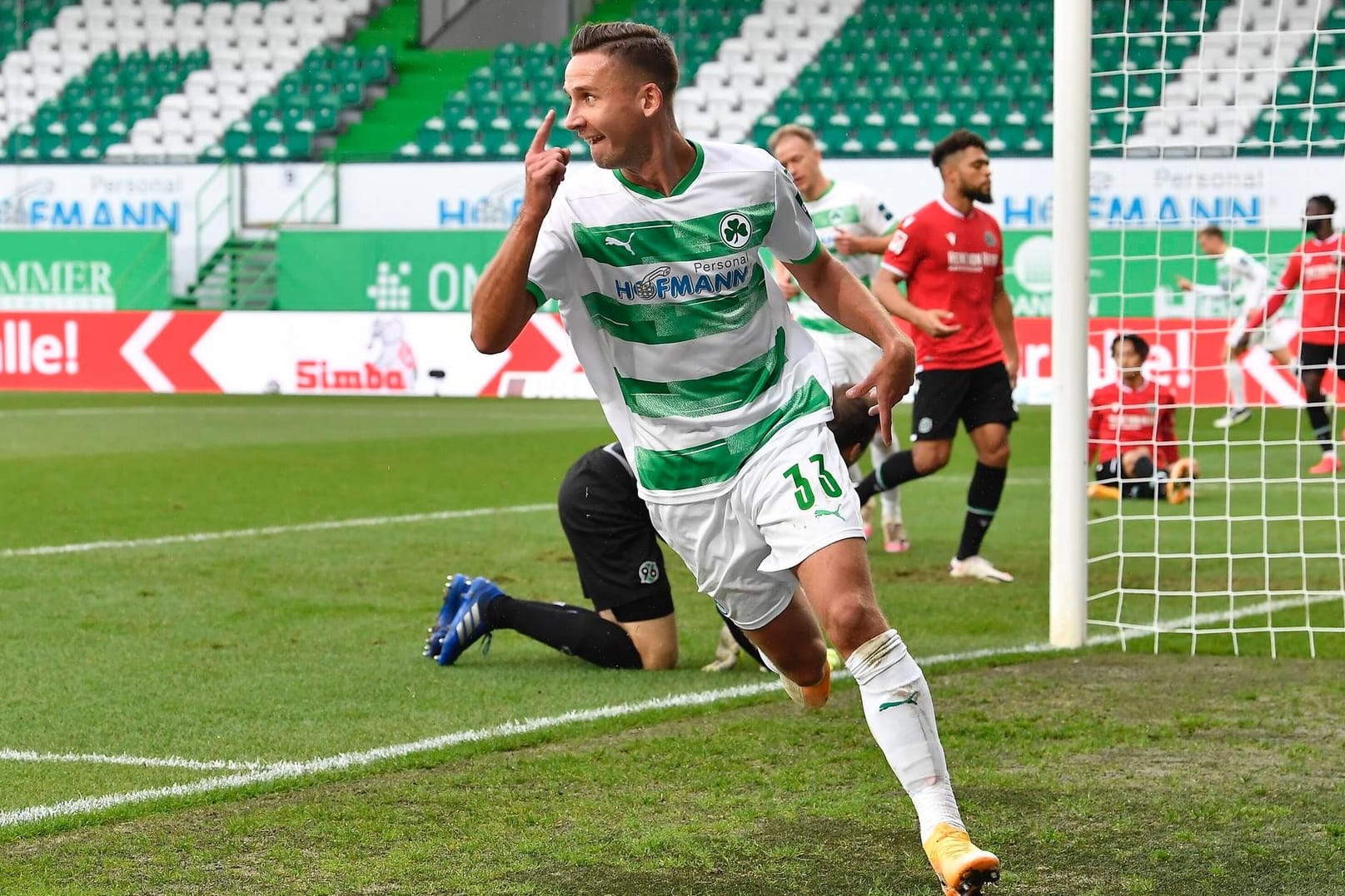 2. Liga: Fürths Paul Seguin bejubelt seinen Treffer zum 2:0 gegen Hannover 96.