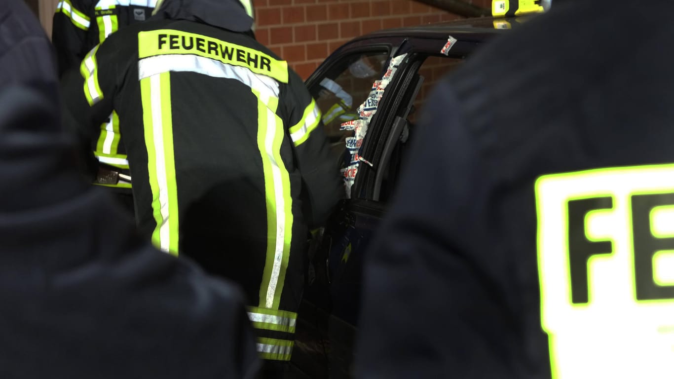 Feuerwehr im Einsatz: In Duisburg störten Gaffer das Löschen eines Brandes. (Symbolbild)