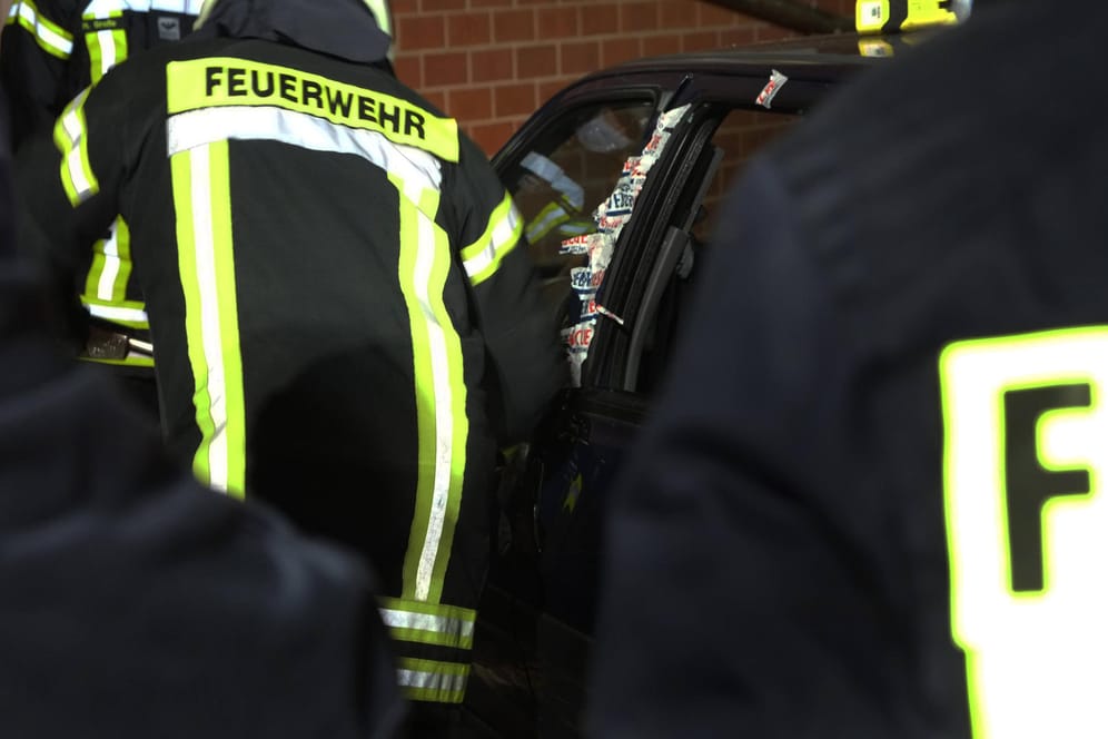 Feuerwehr im Einsatz: In Duisburg störten Gaffer das Löschen eines Brandes. (Symbolbild)