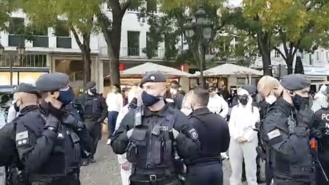 Polizeieinsatz bei Corona-Protesten: Auf dem Kölner Rudolfsplatz wurde ein YouTuber vorläufig festgenommen, der Andeutungen zu möglichen Anschlagsplänen gemacht hatte.