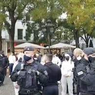 Polizeieinsatz bei Corona-Protesten: Auf dem Kölner Rudolfsplatz wurde ein YouTuber vorläufig festgenommen, der Andeutungen zu möglichen Anschlagsplänen gemacht hatte.