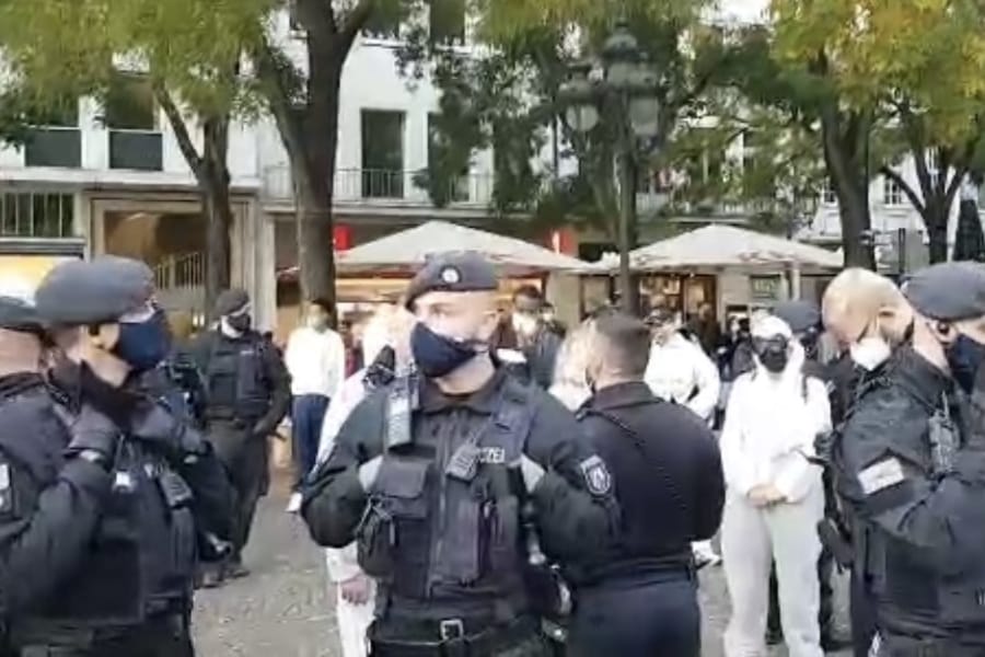 Polizeieinsatz bei Corona-Protesten: Auf dem Kölner Rudolfsplatz wurde ein YouTuber vorläufig festgenommen, der Andeutungen zu möglichen Anschlagsplänen gemacht hatte.