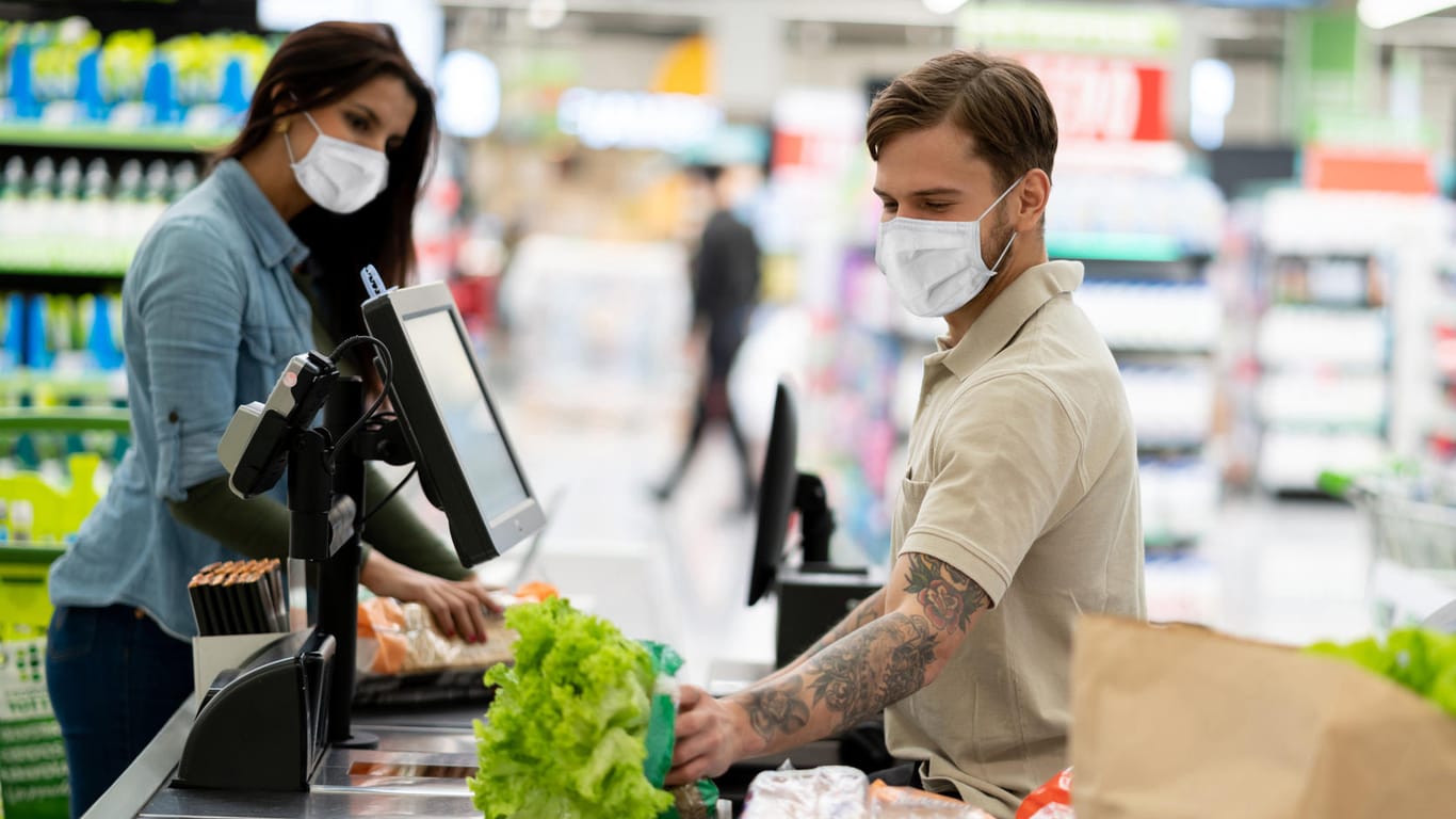Supermarkt: Beschäftigte im Einzelhandel haben auch trotz Corona-Krise viel Kundenkontakt.