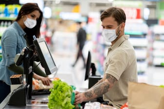 Supermarkt: Beschäftigte im Einzelhandel haben auch trotz Corona-Krise viel Kundenkontakt.