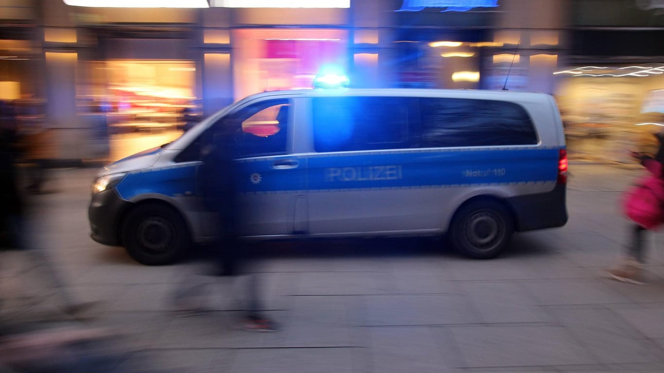 Einsatzwagen der Polizei mit eingeschaltetem Blaulicht (Symbolbild): Auf der Zeil wurden erneut Polizisten attackiert.