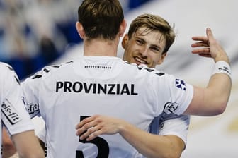 Kiels Sander Sagosen (l) und Rune Dahmke umarmen sich nach dem Heimsieg gegen Minden.