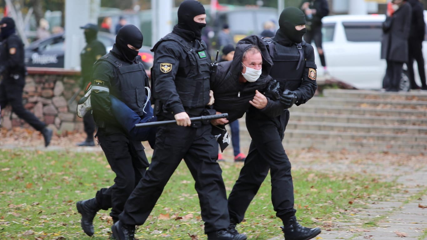Polizisten nehmen Demonstranten fest: Die Scherheitskräfte gegen massiv gegen den Protest in Belarus vor.