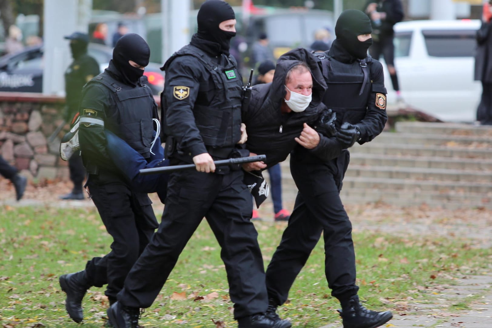 Polizisten nehmen Demonstranten fest: Die Scherheitskräfte gegen massiv gegen den Protest in Belarus vor.