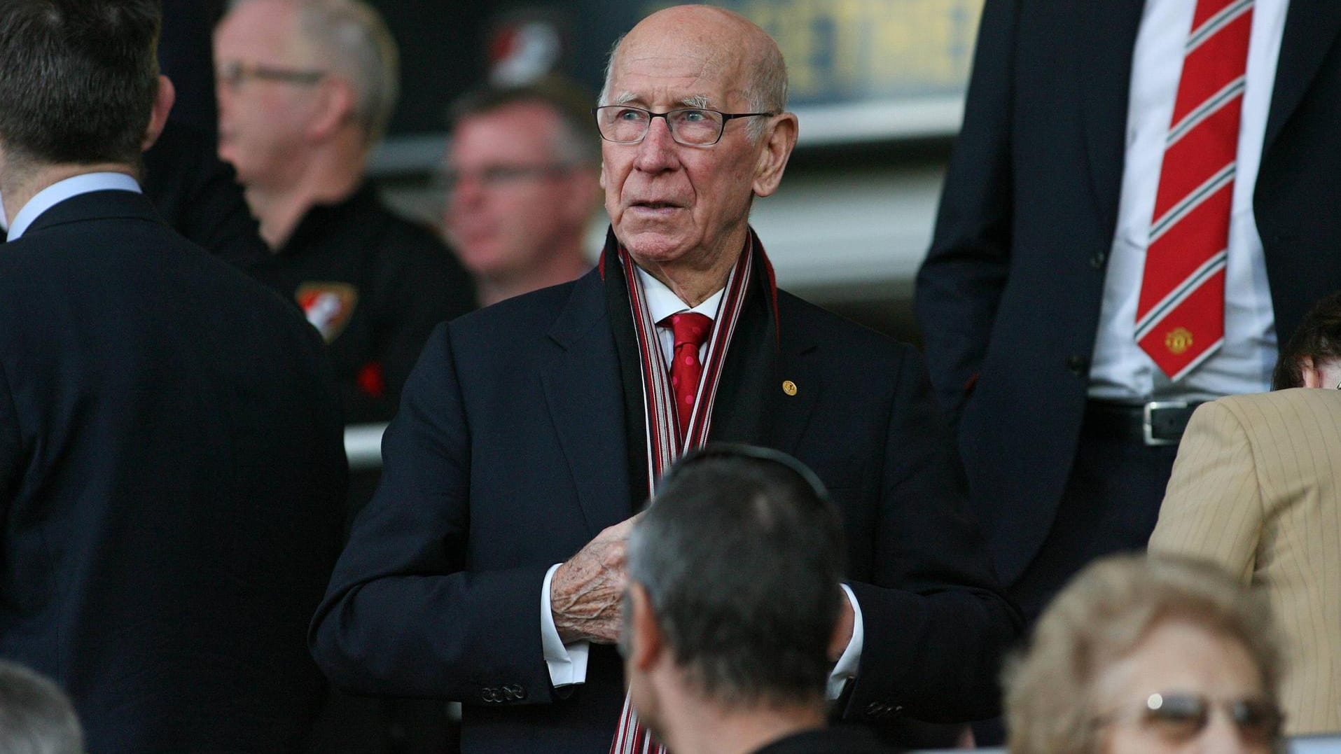 Ikone der "Red Devils": Bobby Charlton beim Ligaspiel seines Klubs in Bournemouth 2018. Ikone der "Red Devils": Bobby Charlton beim Ligaspiel seines Klubs in Bournemouth 2018.