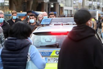 Eine Polizeistreife fährt durch eine Münchner Fußgängerzone: In Obergiesing haben Beamte eine Geburtstagsfeier aufgelöst.