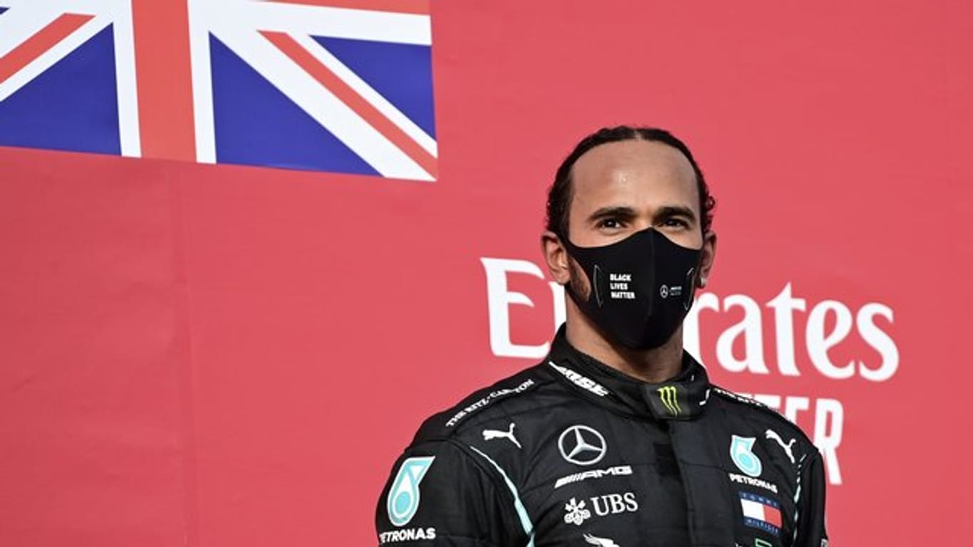 Lewis Hamilton vom Team Mercedes steht nach seinem Sieg in Imola auf dem Podium.