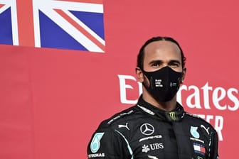 Lewis Hamilton vom Team Mercedes steht nach seinem Sieg in Imola auf dem Podium.