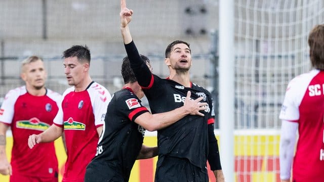 Leverkusens Lucas Alario (r) jubelt nach seinem zweiten Tor zum 2:1 mit Teamkameraden Julian Baumgartlinger (2.