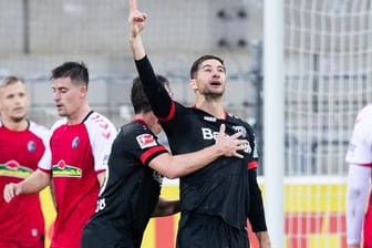 Leverkusens Lucas Alario (r) jubelt nach seinem zweiten Tor zum 2:1 mit Teamkameraden Julian Baumgartlinger (2.