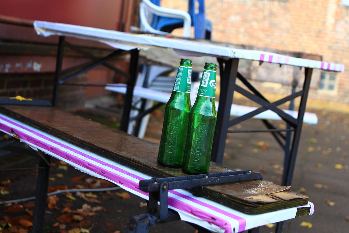 Leere Bierflaschen vor einer Hamburger Kneipe: Restaurants, Bars und Kneipen dürfen im November keine Gäste mehr empfangen. (Symbolfoto)