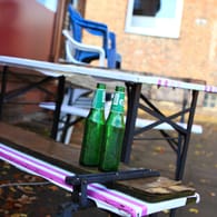 Leere Bierflaschen vor einer Hamburger Kneipe: Restaurants, Bars und Kneipen dürfen im November keine Gäste mehr empfangen. (Symbolfoto)