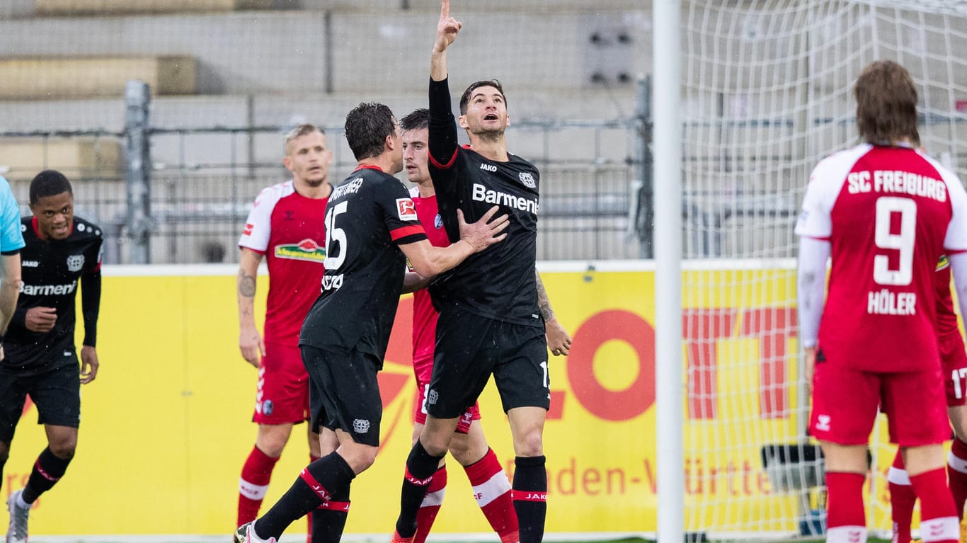 Fingerzeig zum Himmel: Leverkusens Lucas Alario (M.) jubelt nach seinem zweiten Treffer gegen Freiburg.