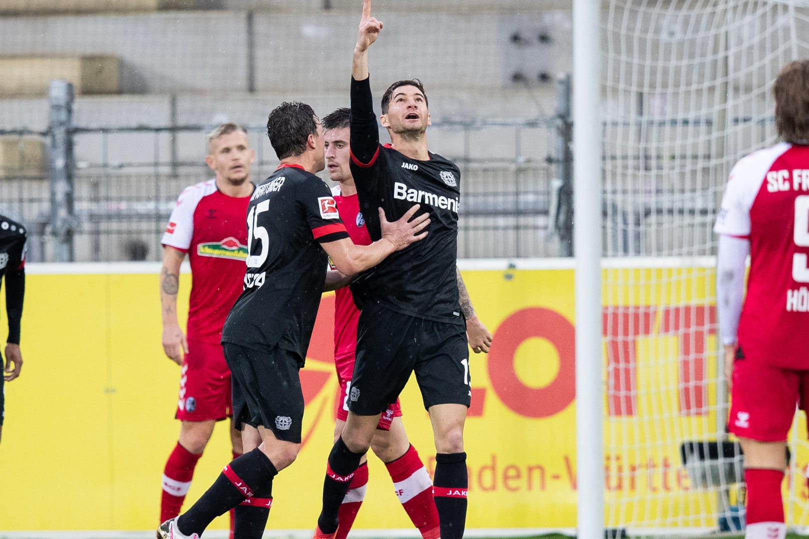 Fingerzeig zum Himmel: Leverkusens Lucas Alario (M.) jubelt nach seinem zweiten Treffer gegen Freiburg.