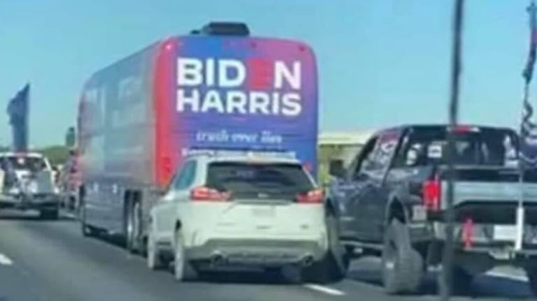 Trump-Anhänger bedrängen einen Wahlkampfbus der Demokraten in Texas: Zwischen dem weißen SUV und dem schwarzen Truck kam es zu einem gefährlichen Zwischenfall.