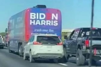 Trump-Anhänger bedrängen einen Wahlkampfbus der Demokraten in Texas: Zwischen dem weißen SUV und dem schwarzen Truck kam es zu einem gefährlichen Zwischenfall.