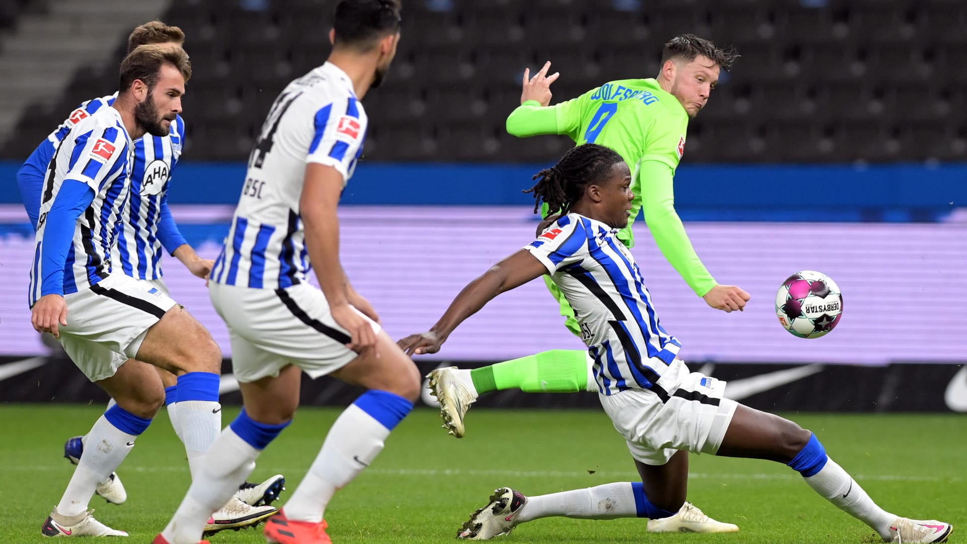 Eine von vielen gefährlichen Strafraumszenen im Berliner Olympiastadion: Wolfsburgs Wout Weghorst (r.) versucht den Ball an Herthas Dedryck Boyata vorbei Richtung Tor zu zirkeln. Eine von vielen gefährlichen Strafraumszenen im Berliner Olympiastadion: Wolfsburgs Wout Weghorst (r.) versucht den Ball an Herthas Dedryck Boyata vorbei Richtung Tor zu zirkeln.