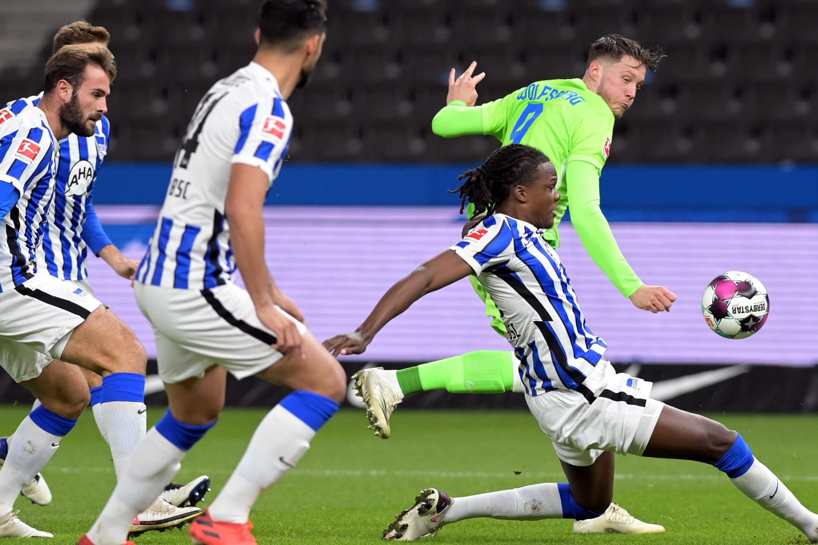 Eine von vielen gefährlichen Strafraumszenen im Berliner Olympiastadion: Wolfsburgs Wout Weghorst (r.) versucht den Ball an Herthas Dedryck Boyata vorbei Richtung Tor zu zirkeln.
