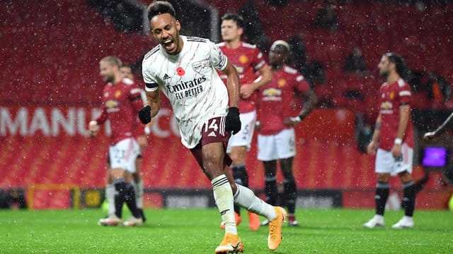 Arsenals Pierre-Emerick Aubameyang feiert sein Tor zum 0:1 bei Manchester United. Arsenals Pierre-Emerick Aubameyang feiert sein Tor zum 0:1 bei Manchester United.