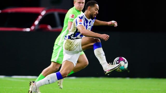 Herthas Matheus Cunha (r) behauptet gegen Wolfsburgs Xaver Schlager den Ball. Herthas Matheus Cunha (r) behauptet gegen Wolfsburgs Xaver Schlager den Ball.