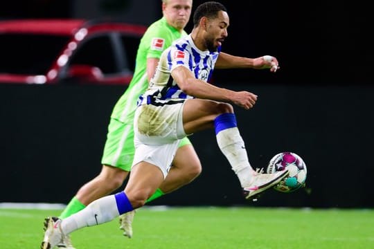 Herthas Matheus Cunha (r) behauptet gegen Wolfsburgs Xaver Schlager den Ball.