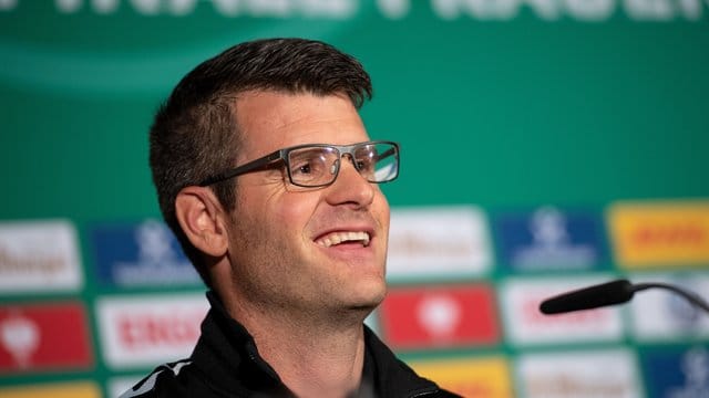 Trainer Jens Scheuer ist mit den Fußballerinnen des FC Bayern München in das DFB-Pokal-Achtelfinale eingezogen. Trainer Jens Scheuer ist mit den Fußballerinnen des FC Bayern München in das DFB-Pokal-Achtelfinale eingezogen.