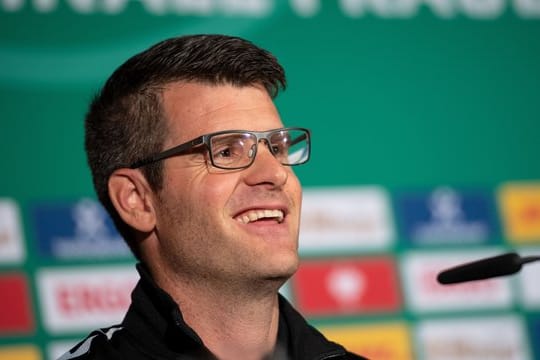 Trainer Jens Scheuer ist mit den Fußballerinnen des FC Bayern München in das DFB-Pokal-Achtelfinale eingezogen.