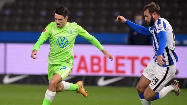 Herthas Lucas Tousart (r) im Zweikampf mit Wolfsburgs William - später musste er verletzungsbedingt ausgewechselt werden. Herthas Lucas Tousart (r) im Zweikampf mit Wolfsburgs William - später musste er verletzungsbedingt ausgewechselt werden.