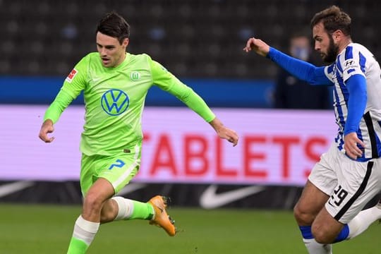 Herthas Lucas Tousart (r) im Zweikampf mit Wolfsburgs William - später musste er verletzungsbedingt ausgewechselt werden.