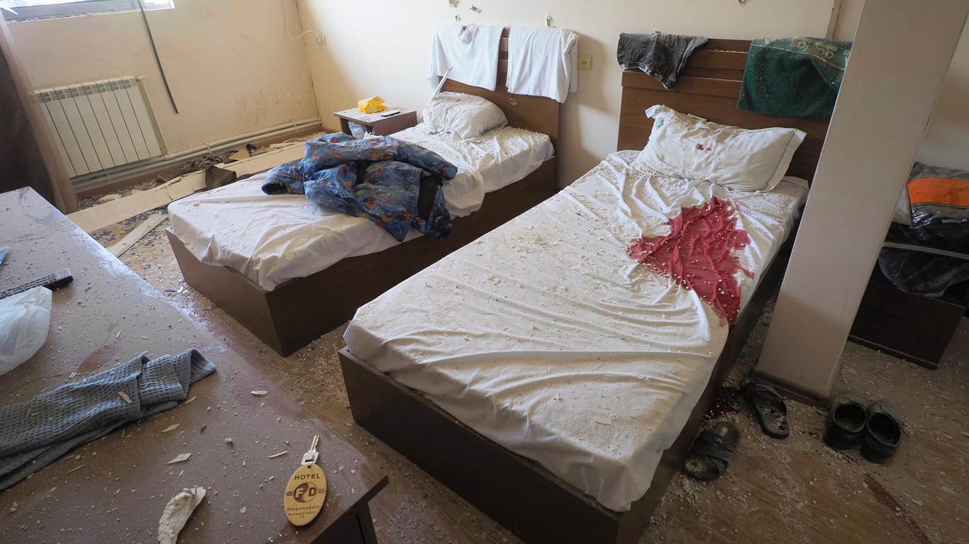 Blutfleck auf einem Hotelbett in Stepanakert nach einem Raketenangriff der aserbaidschanischen Artillerie.