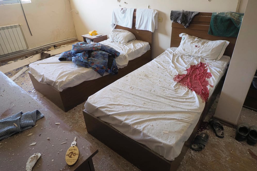 Blutfleck auf einem Hotelbett in Stepanakert nach einem Raketenangriff der aserbaidschanischen Artillerie.