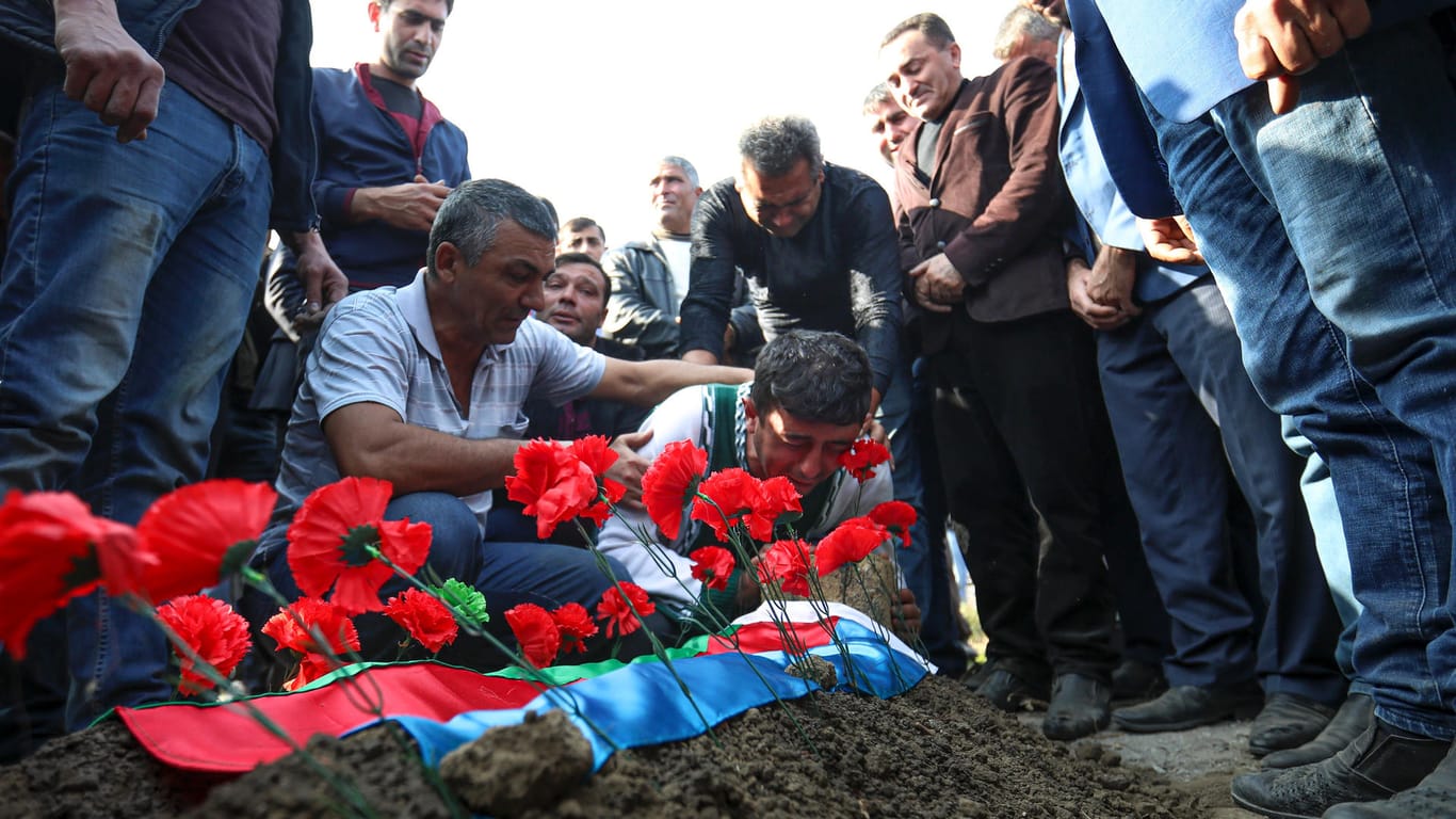 Ein aserbaidschanischer Vater trauert um sein siebenjähriges Kind, das durch armenischen Beschuss getötet wurde.