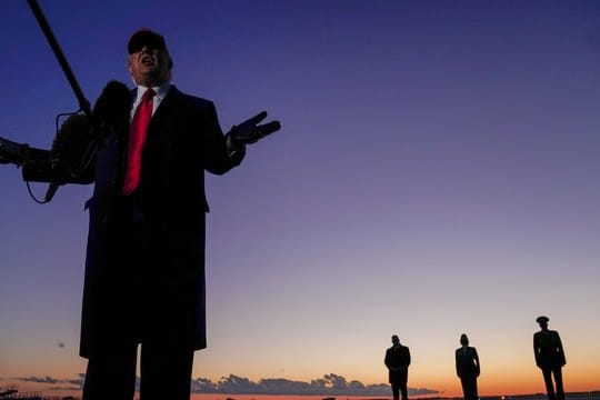 US-Präsident Trump spricht mit Journalisten bei seiner Ankunft am Hickory Regional Airport im US-Bundesstaat North Carolina.